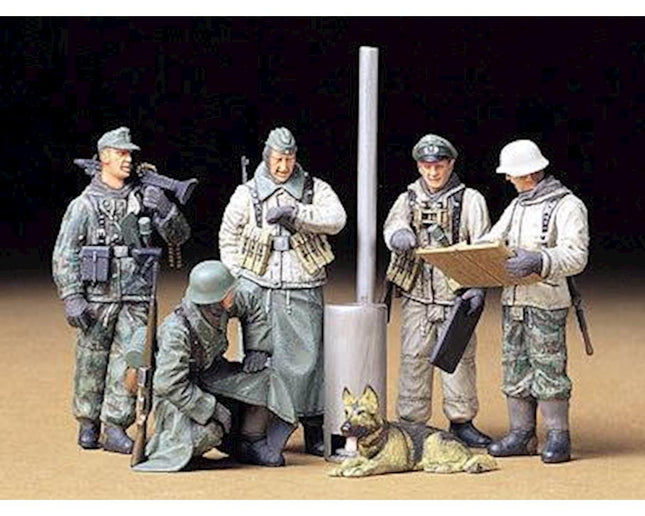 TAM35212, Tamiya 1/35 German Soldiers at Field Briefing